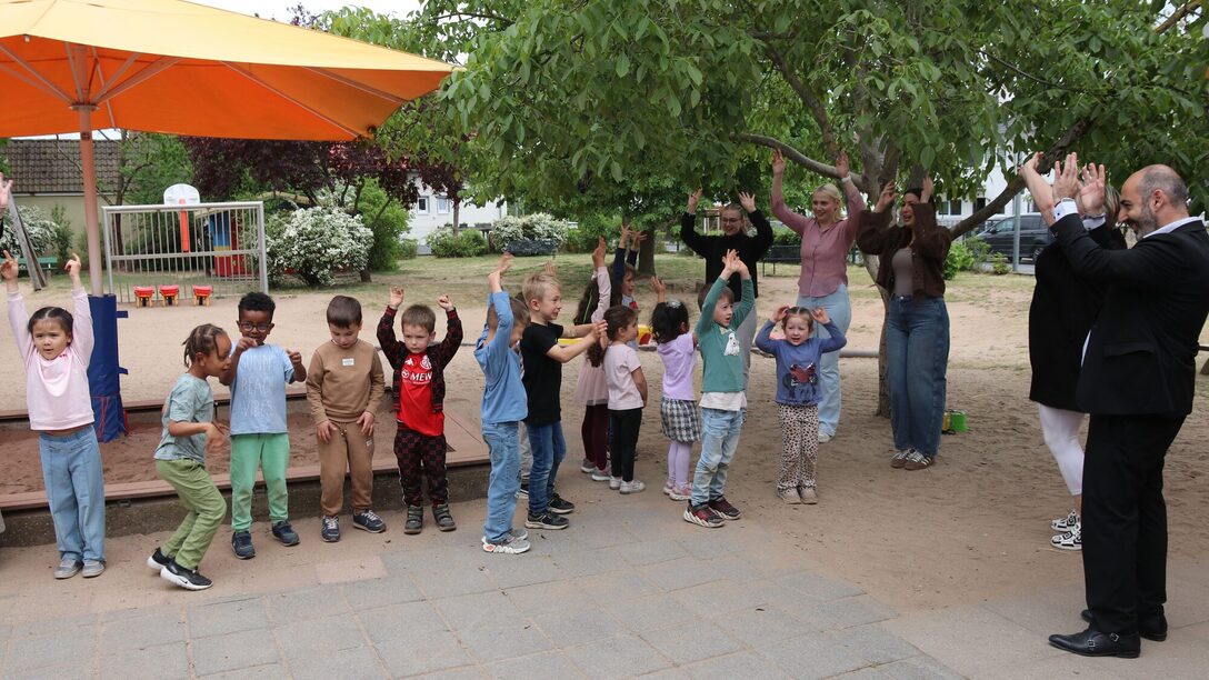 Bürgermeister Murat Karakaya mit Kindergartenkindern und den pädagosichen Fachkräften der Kindertagsstätte Zamenhofstraße