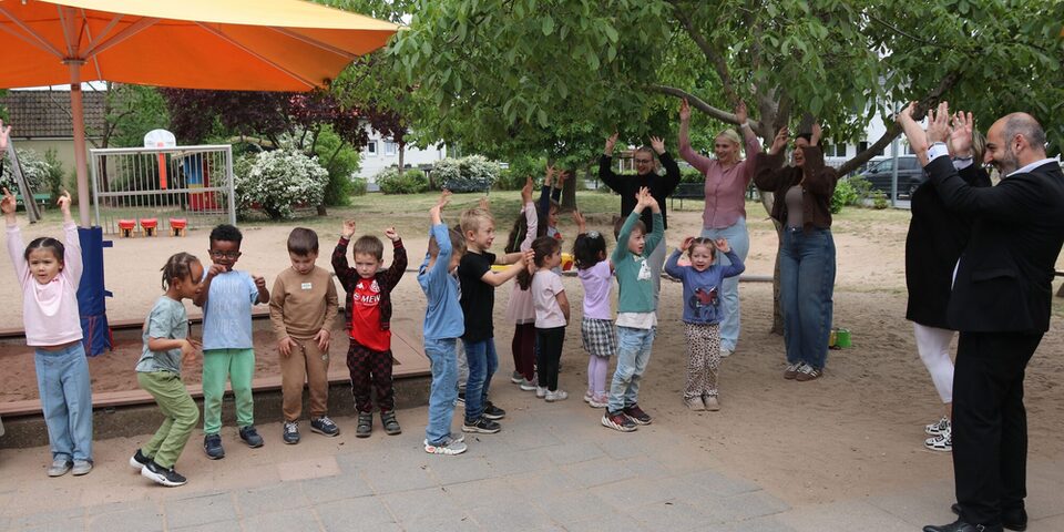 Bürgermeister Murat Karakaya mit Kindergartenkindern und den pädagosichen Fachkräften der Kindertagsstätte Zamenhofstraße