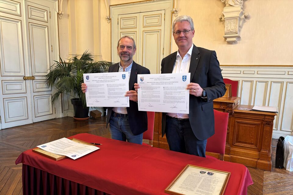 Oberbürgermeister Patrick Burghardt und Bürgermeister Guy Lefrand bei der Unterzeichnung der Charta