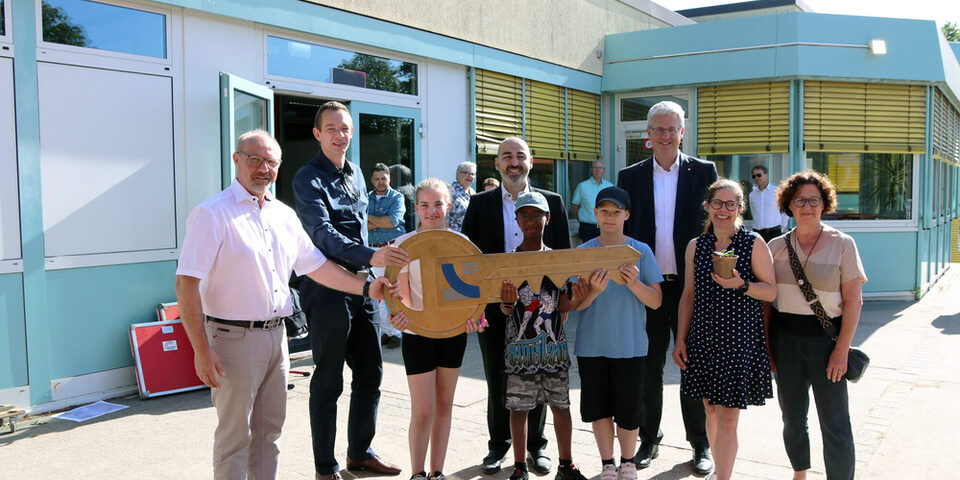 Stadtrat Simon Valerius, Bürgermeister Murat Karakaya & Oberbürgermeister Patrick Burghardt im Gruppenfoto bei der symbolischen Schlüssel an Schulleiterin Anne Böhm