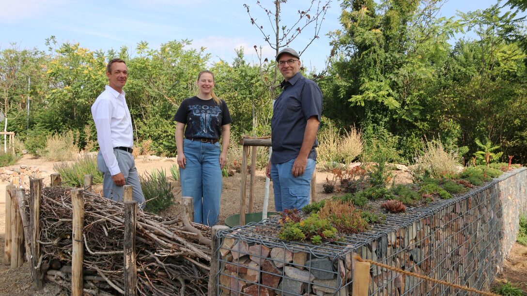 Trittsteinbiotop an der Karlsbaderstraße mit Stadtrat Simon Valerius sowie Jennifer Geb und Markus Heib von der Grünplanung.