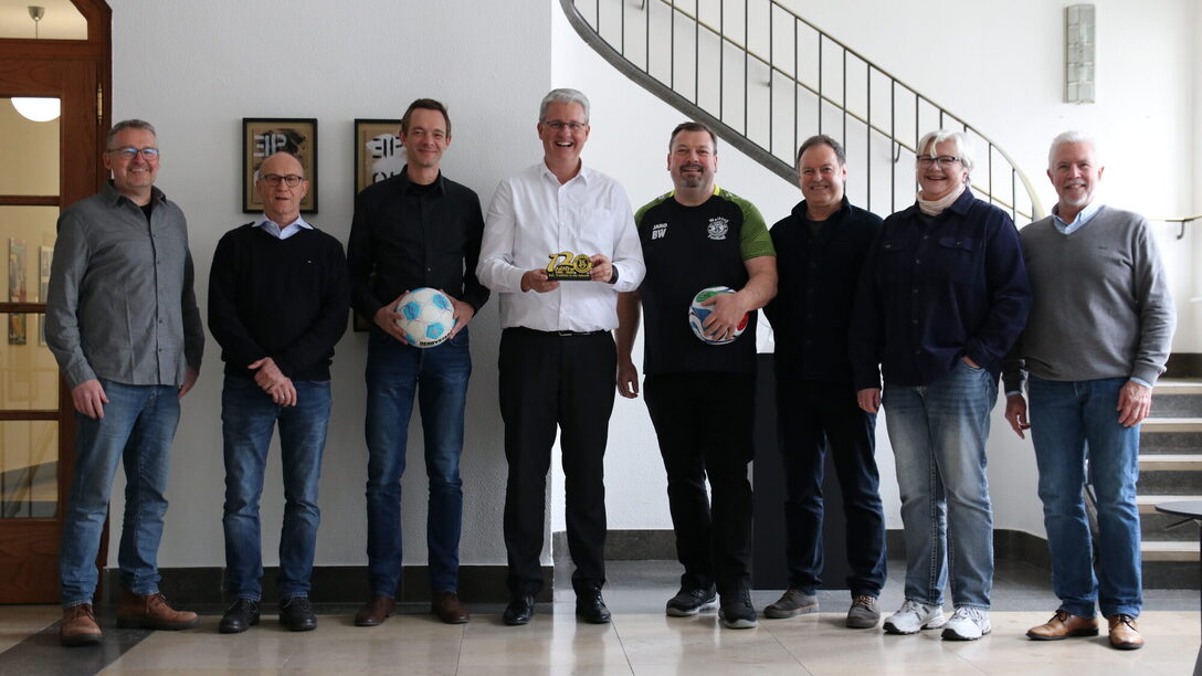 Energieberater Robert Petek, SC Opel und Magistratsmitglied Andreas Moll, Stadtrat Simon Valerius, Oberbürgermeister Patrick Burghardt, 1. Vorsitzender des SC Opel 06 Rüsselsheim e.V. Burkhard Weizsäcker, 2. Vorsitzender des SC Opel 06 Rüsselsheim e.V. Uwe Bergmann, Leiterin des Fachbereichs Sport und Ehrenamt Anette Tettenborn, Beisitzer des Vorstands Heinz Mehler.