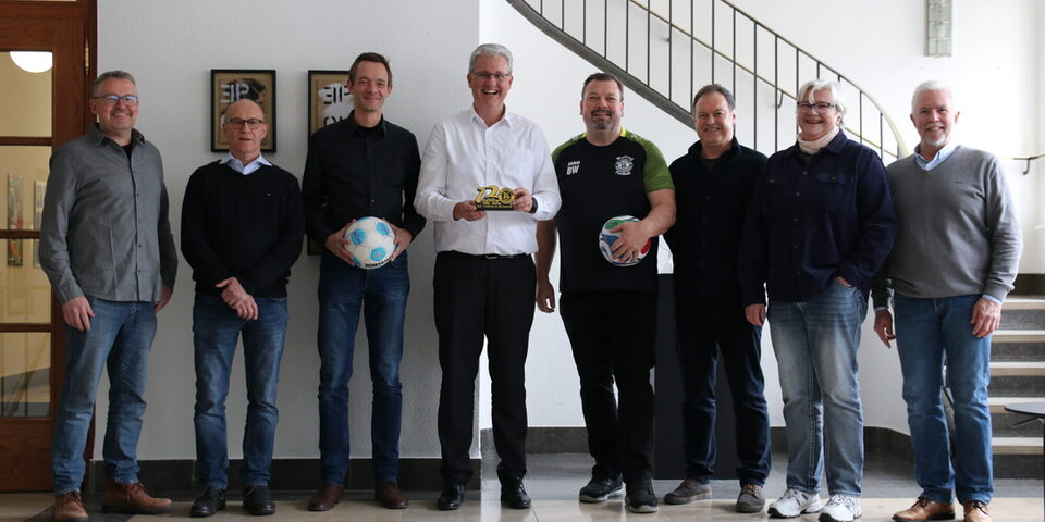 Energieberater Robert Petek, SC Opel und Magistratsmitglied Andreas Moll, Stadtrat Simon Valerius, Oberbürgermeister Patrick Burghardt, 1. Vorsitzender des SC Opel 06 Rüsselsheim e.V. Burkhard Weizsäcker, 2. Vorsitzender des SC Opel 06 Rüsselsheim e.V. Uwe Bergmann, Leiterin des Fachbereichs Sport und Ehrenamt Anette Tettenborn, Beisitzer des Vorstands Heinz Mehler.