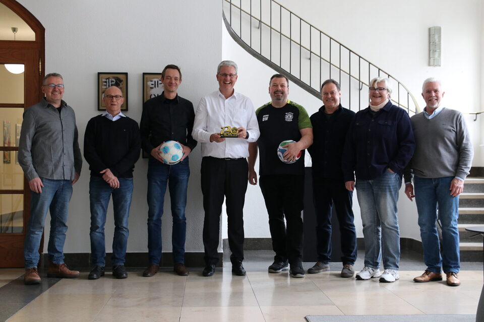 Energieberater Robert Petek, SC Opel und Magistratsmitglied Andreas Moll, Stadtrat Simon Valerius, Oberbürgermeister Patrick Burghardt, 1. Vorsitzender des SC Opel 06 Rüsselsheim e.V. Burkhard Weizsäcker, 2. Vorsitzender des SC Opel 06 Rüsselsheim e.V. Uwe Bergmann, Leiterin des Fachbereichs Sport und Ehrenamt Anette Tettenborn, Beisitzer des Vorstands Heinz Mehler.