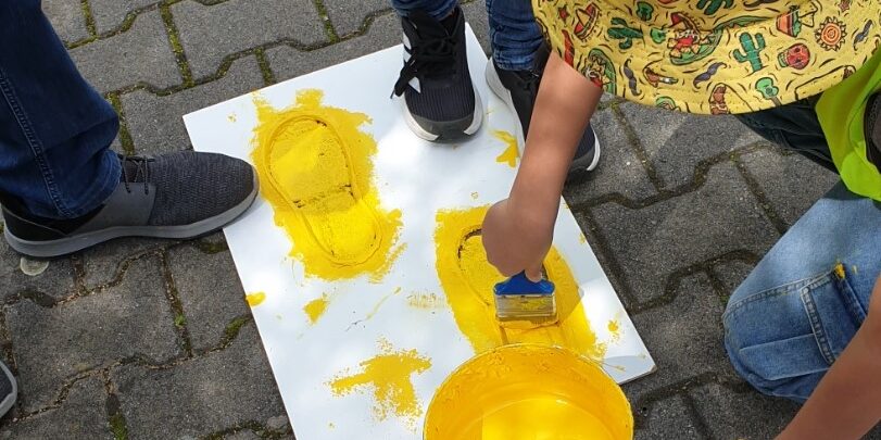 Aufmalen der Gelben Füße