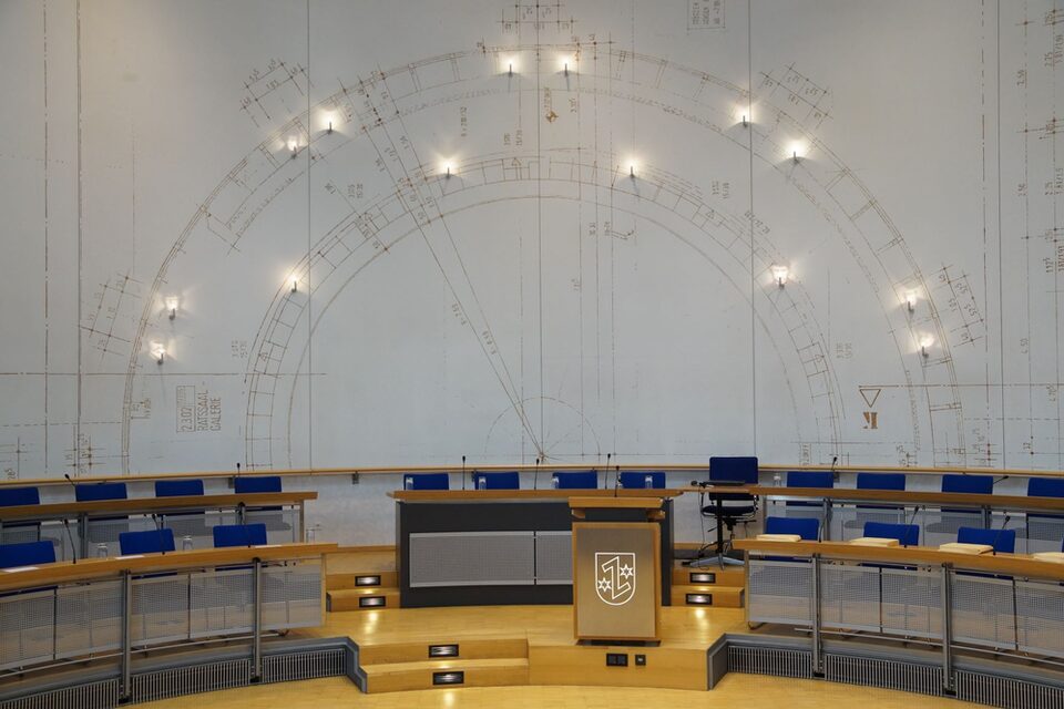 Blick auf das Sprecher-Podium im Ratsaal