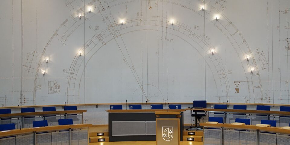 Blick auf das Sprecher-Podium im Ratsaal