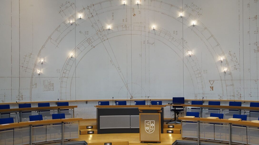 Blick auf das Sprecher-Podium im Ratsaal