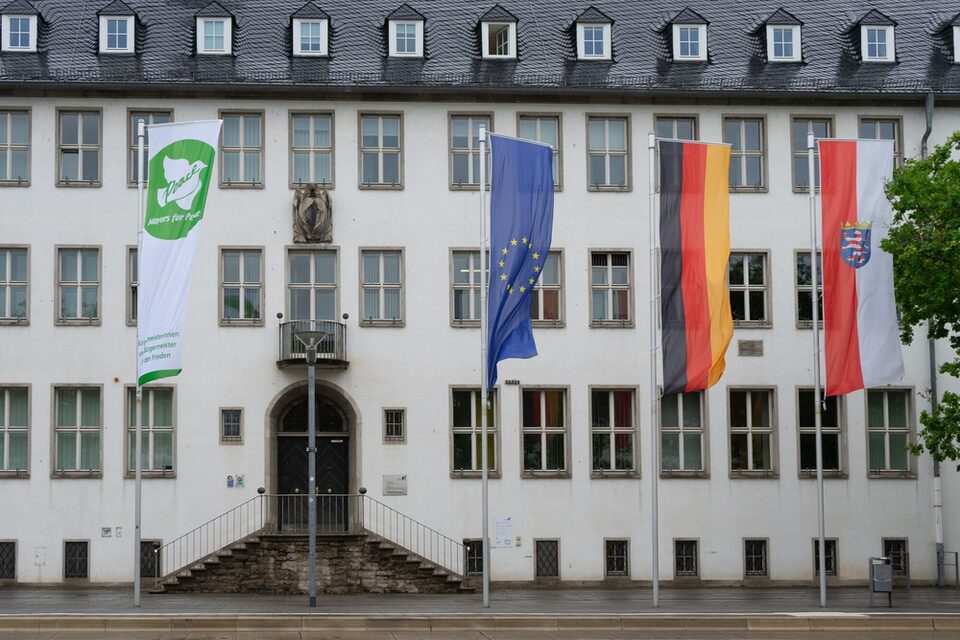 Vor dem Rathaus weht die Mayors for Peace Fahne