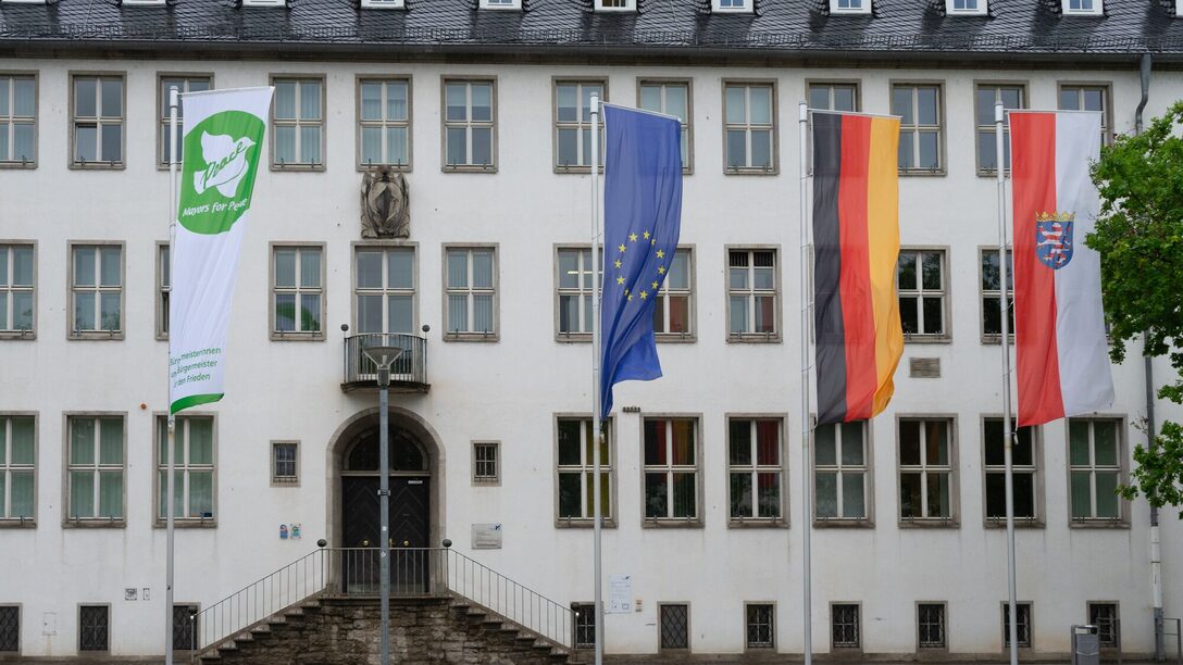 Vor dem Rathaus weht die Mayors for Peace Fahne