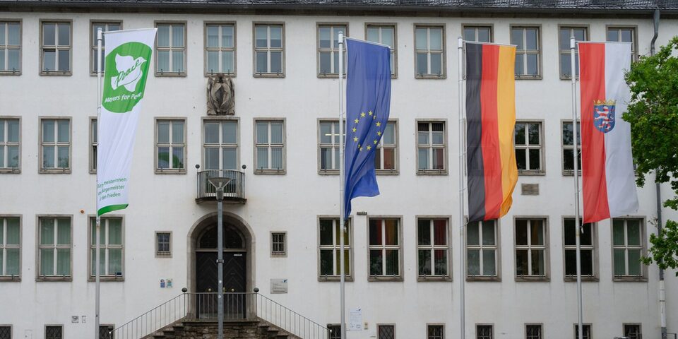 Vor dem Rathaus weht die Mayors for Peace Fahne