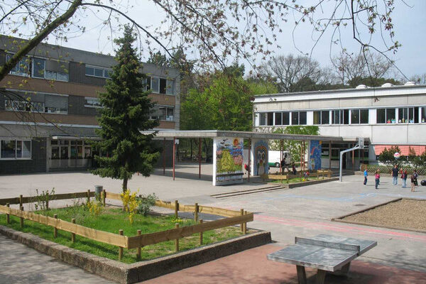 Schulhof und Gebäude Georg-Büchner-Schule