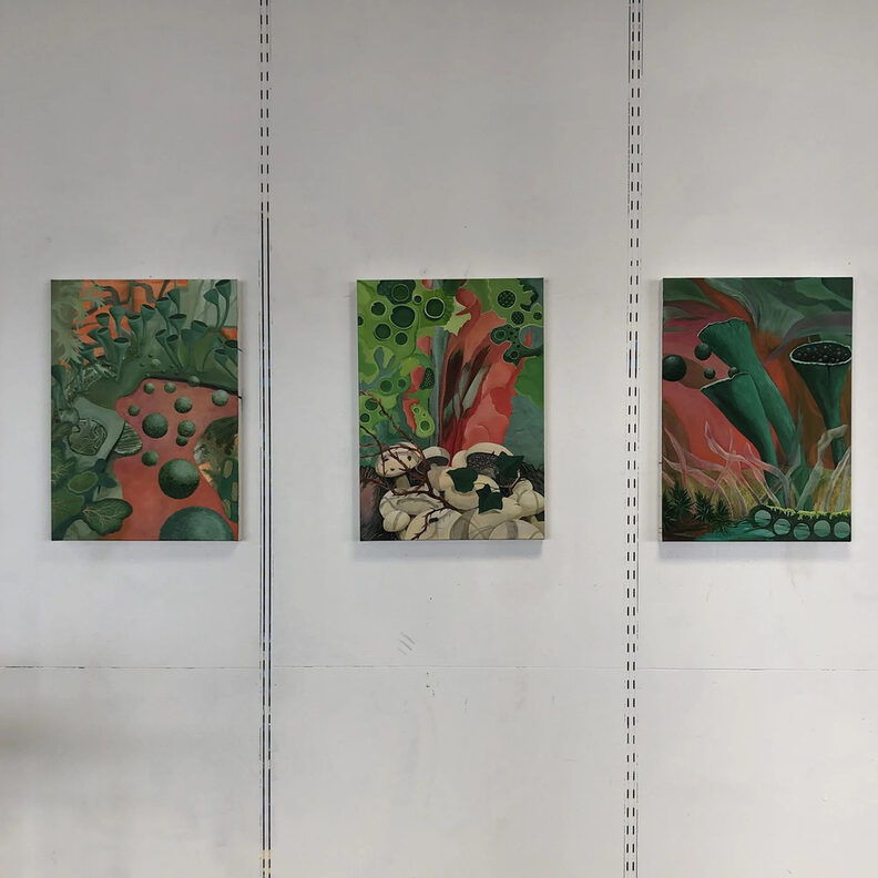 Gemälde von Gabriele Sehn hängen an einer Wand im freiraum f3