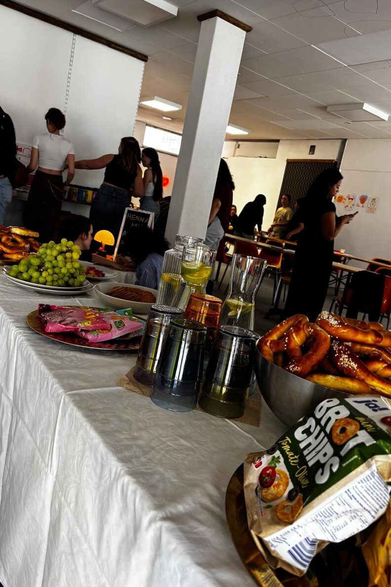 Ein kleines Buffet mit Häppchen, Bretzeln und Getränken