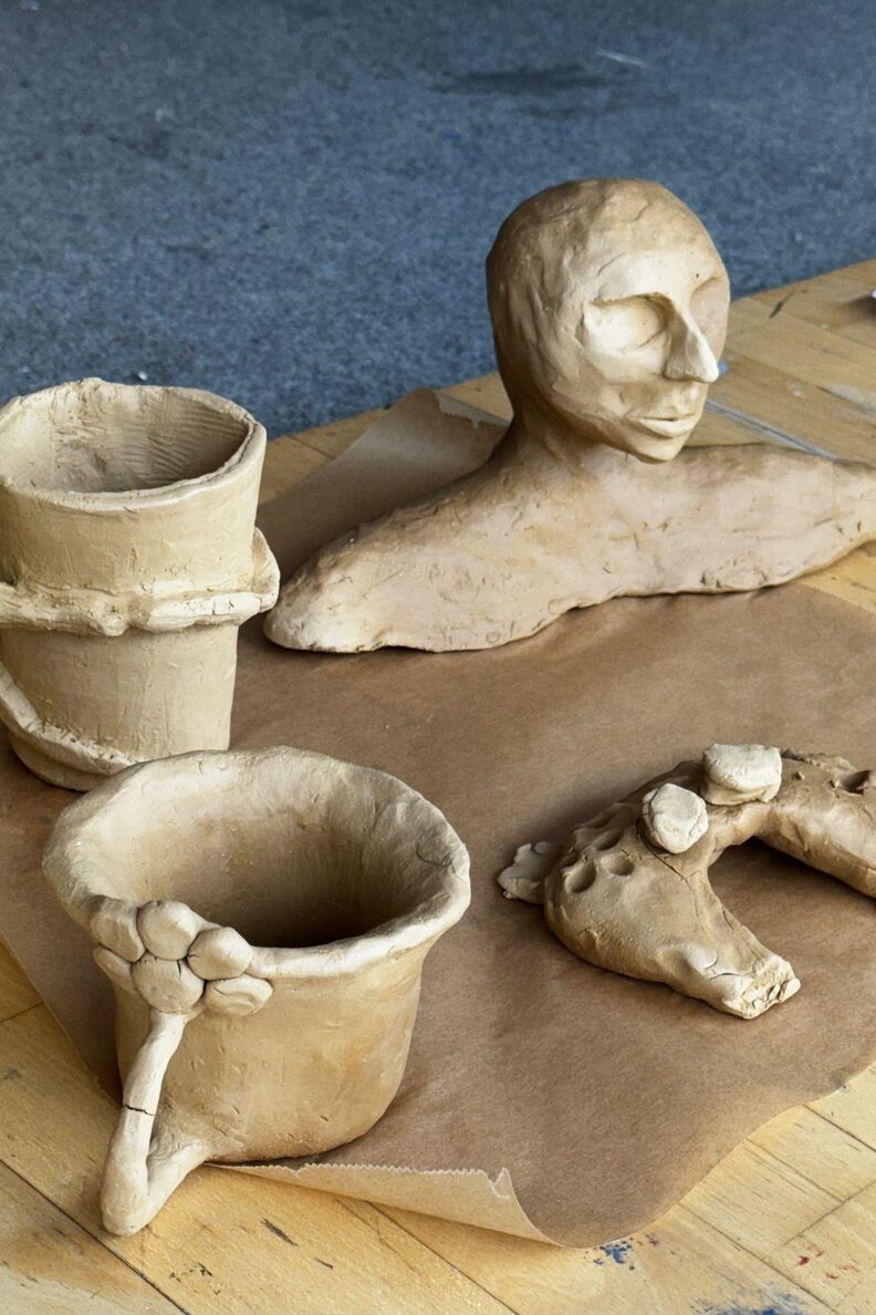 Becher, Kopf und andere Arbeiten aus Ton