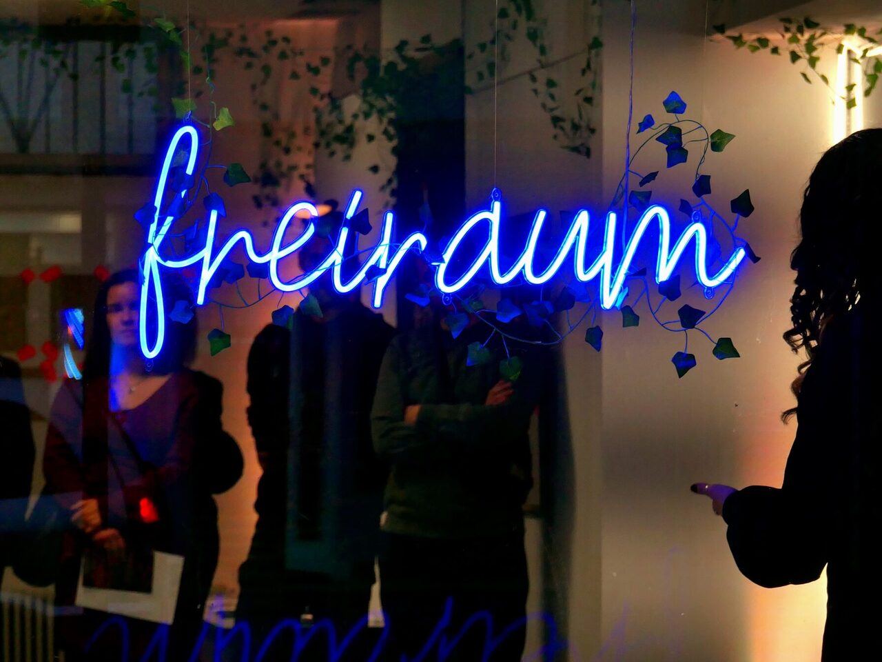 Außenansicht Atelier freiraum f3 bei Nacht, im Schaufenster ist die Leuchtschrift "freiraum" zu sehen