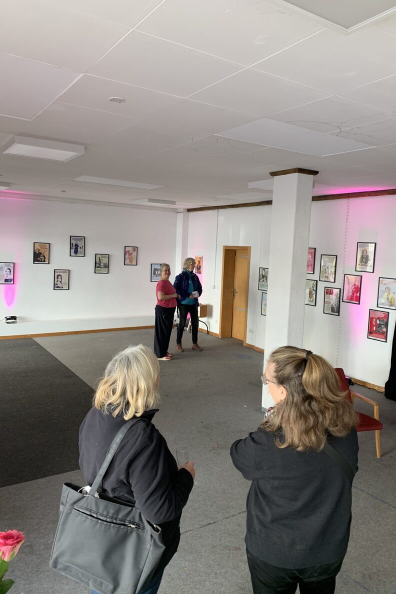 Besucherinnen und Besucher in der Ausstellung im Gespräch