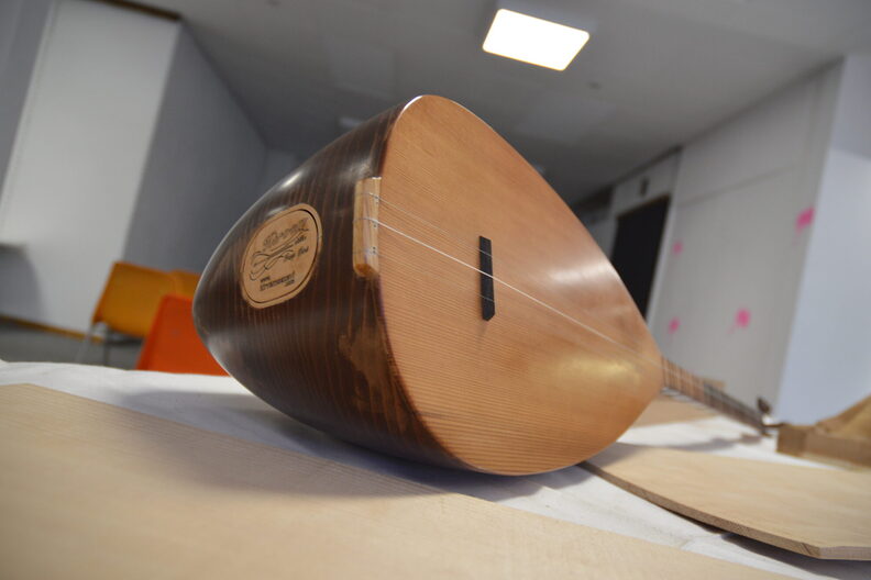 Nahaufnahme eines Tembur-Instruments auf einem Tisch im freiraum f3