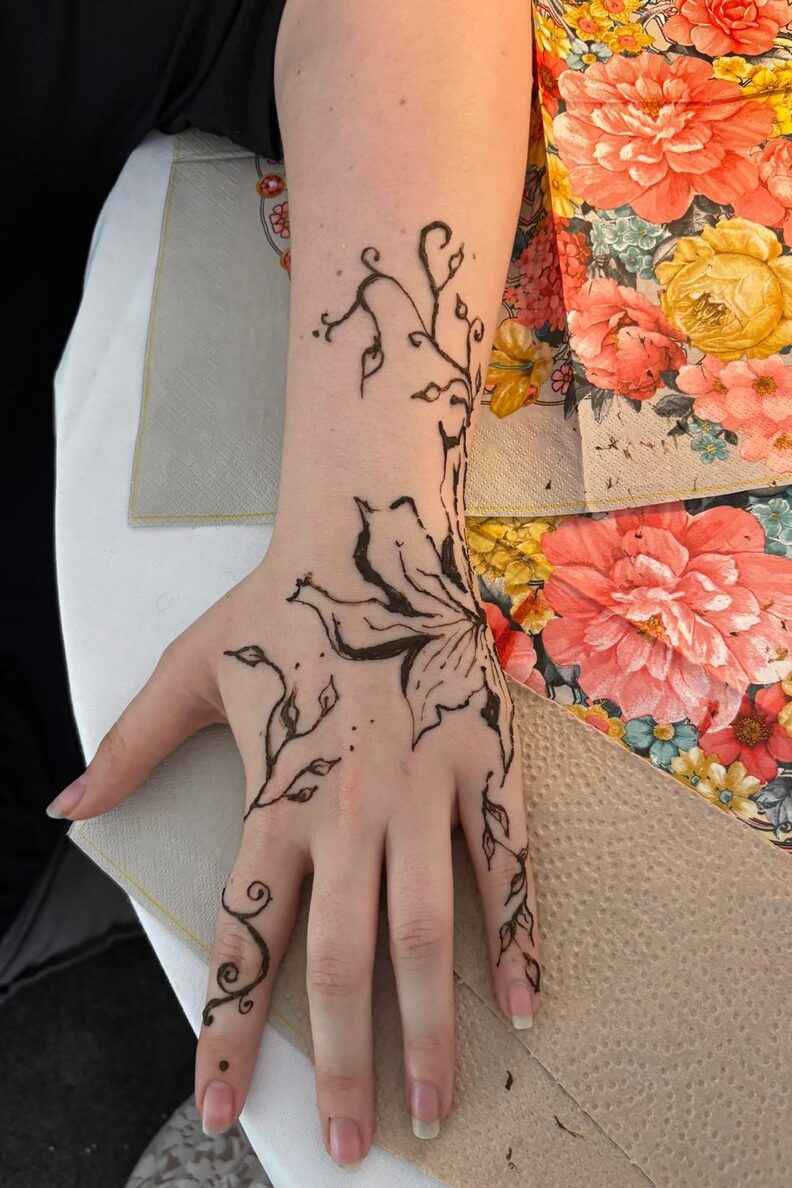 Bemalte HAnd und bemalter Arm eines Teilnehmers