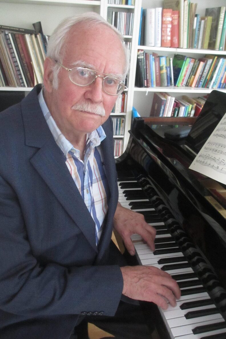 Albrecht Schmidt am Klavier
