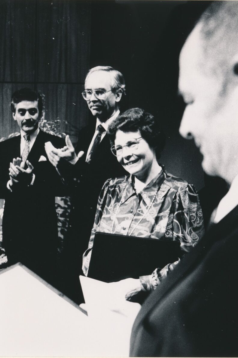 Ottilie Kugler in einer Gruppe von Menschen (Mitte)
