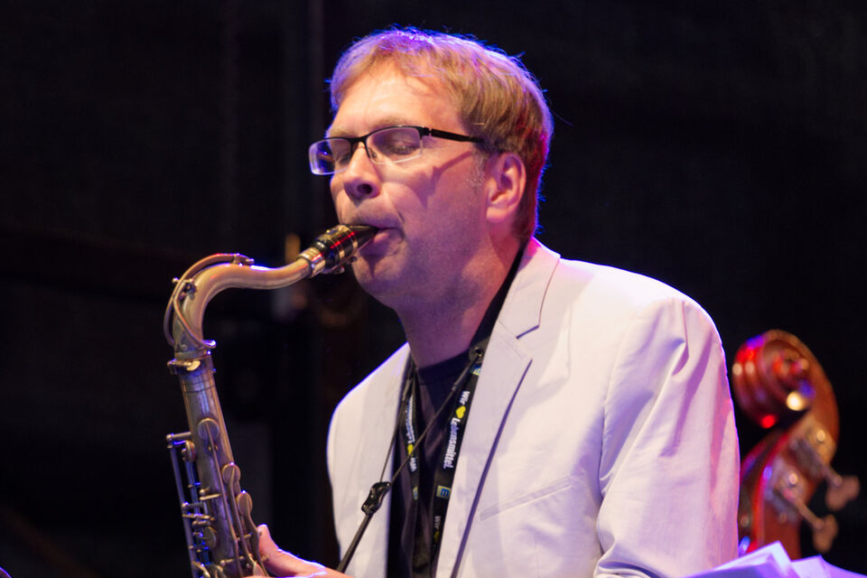 Stephan Völker beim Solo mit seinem Saxophon