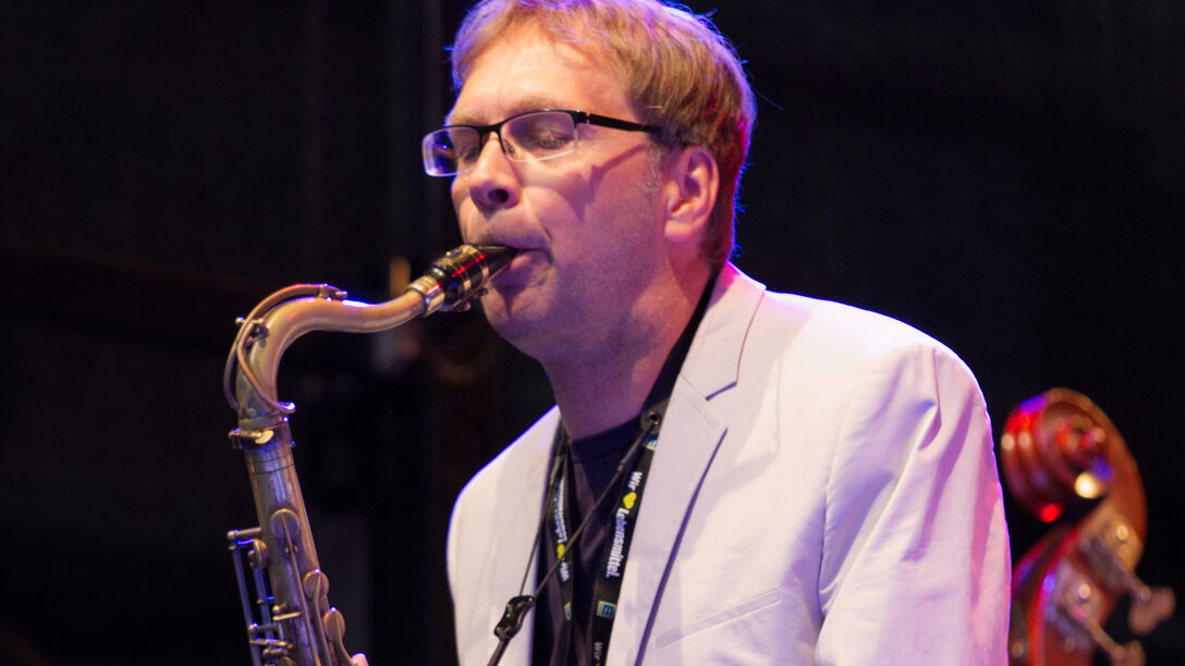 Stephan Völker beim Solo mit seinem Saxophon