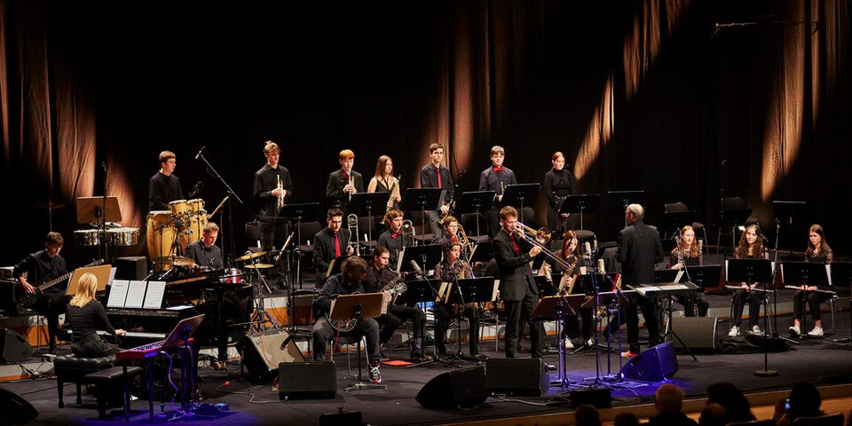 Die IKS Swing Kids auf der Bühne beim Finale des Landeswettbewerbs "Jugend jazzt Hessen"