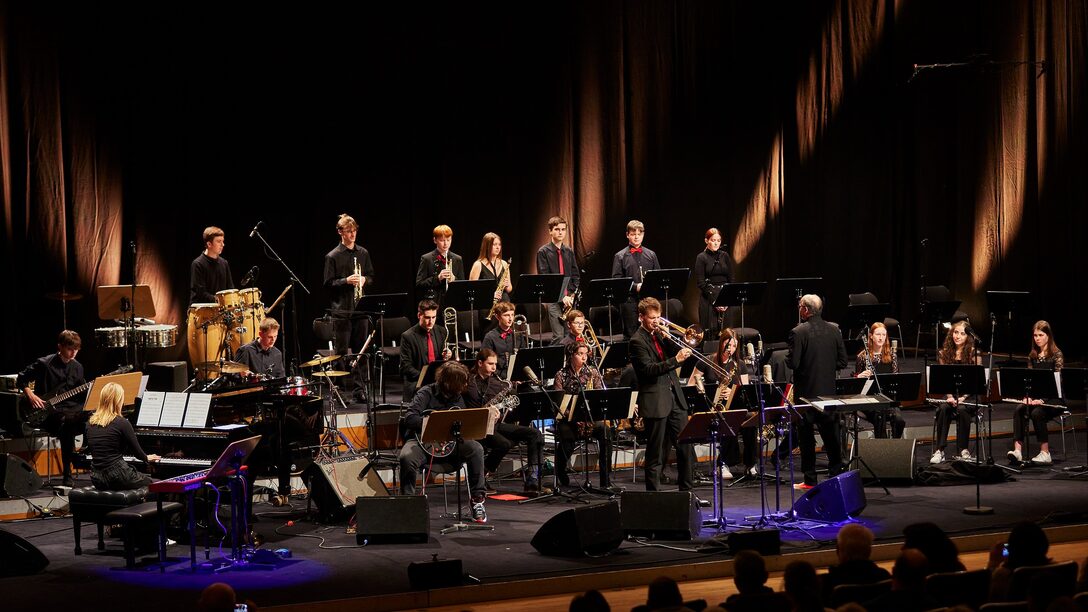 Die IKS Swing Kids auf der Bühne beim Finale des Landeswettbewerbs "Jugend jazzt Hessen"
