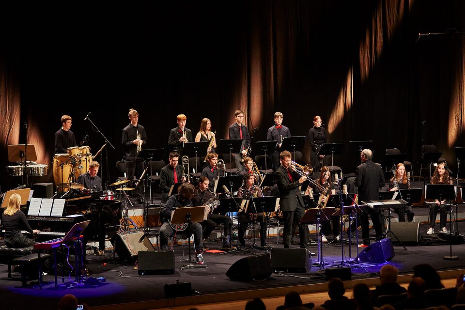 Die IKS Swing Kids auf der Bühne beim Finale des Landeswettbewerbs "Jugend jazzt Hessen"