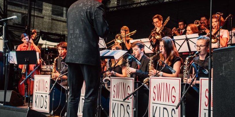 Musikerinnen und Musiker der Jazz-Band Swing Kids spielen im Adamshof