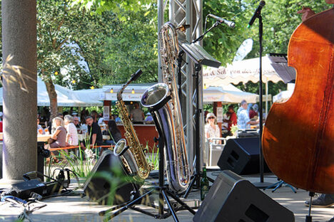 Foto: Musikinstrumente stehen auf einer Bühne