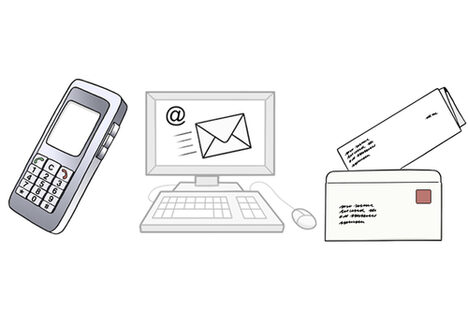 Grafik: Tastentelefon, Computerbildschirm und Brief mit Umschlag