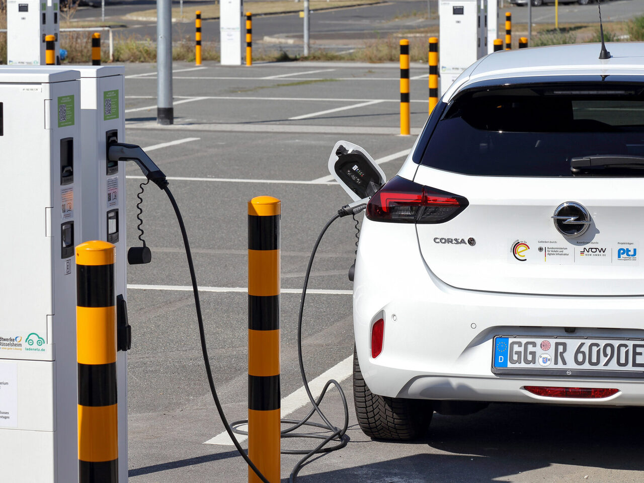 Elektroauto an einer Ladestation