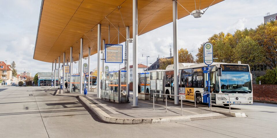 Bus am Zentralen Busbahnhof in Rüsselsheim