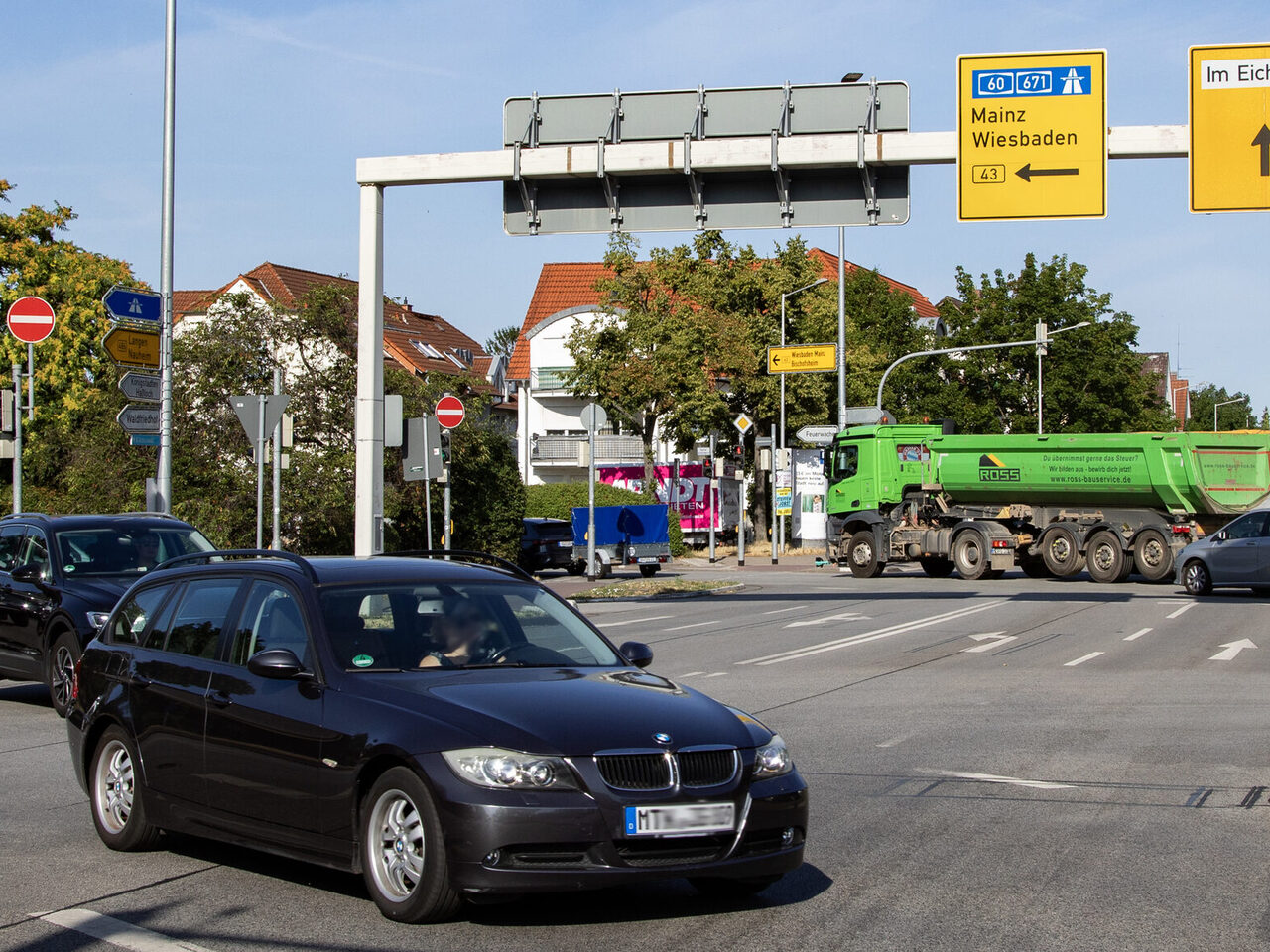 Autoverkehr am Haßlocher Kreisel