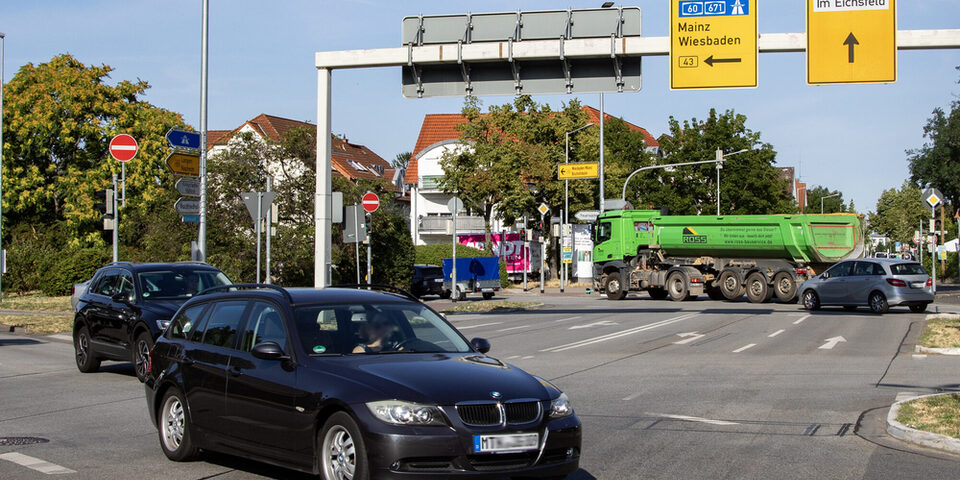 Autoverkehr am Haßlocher Kreisel