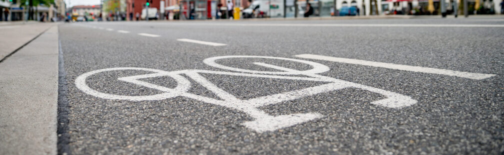 Radfahrstreifen vor dem Rathaus auf der Frankfurter Straße