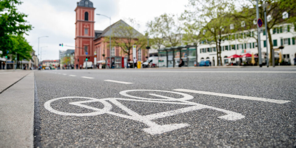 Radfahrstreifen vor dem Rathaus auf der Frankfurter Straße