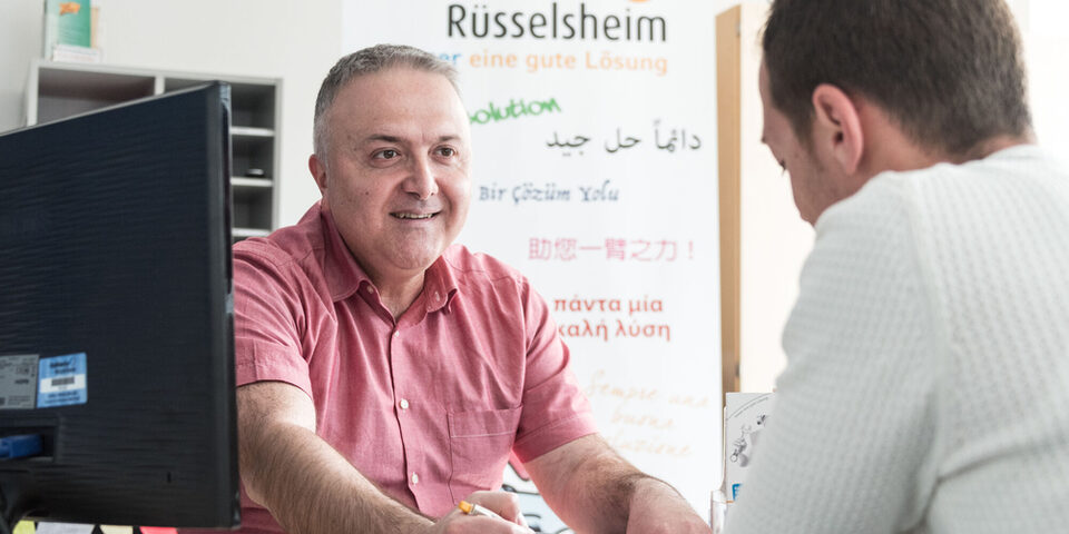 Zwei Personen im Beratungsgespräch im Kundenzentrum der Stadtwerke