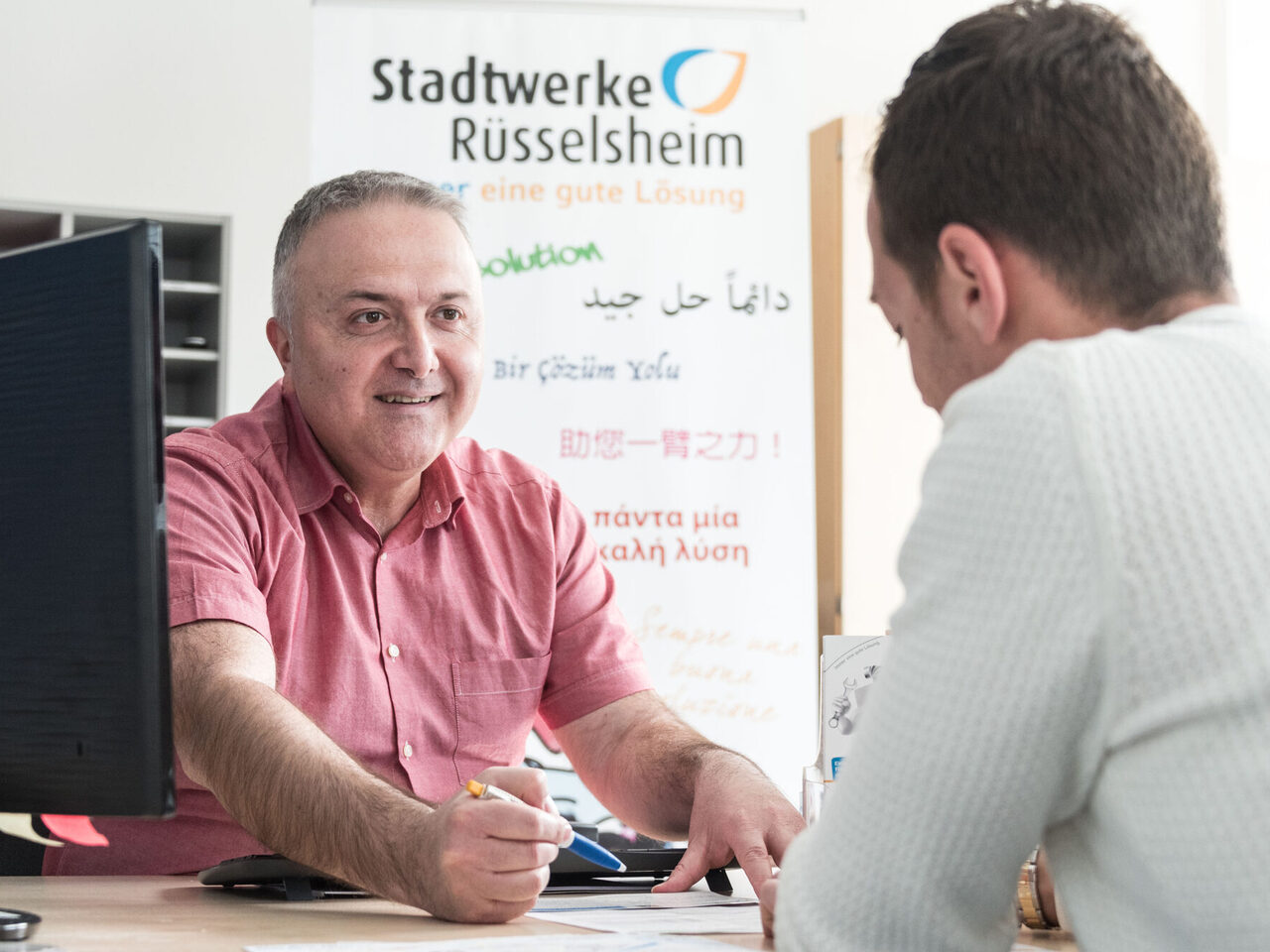 Zwei Personen im Beratungsgespräch im Kundenzentrum der Stadtwerke