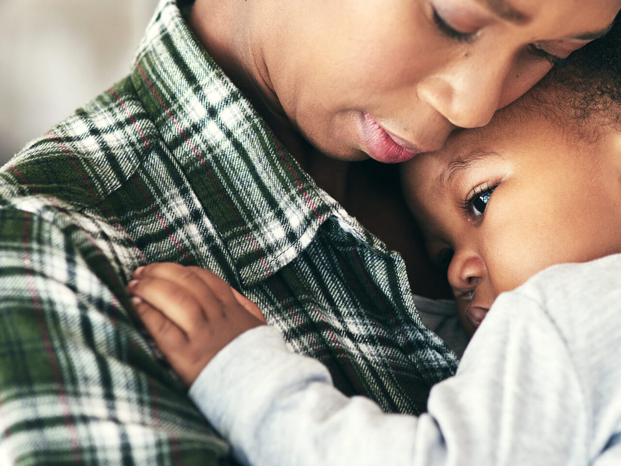 Aufnahme einer Mutter, die ihren kleinen Jungen wiegt
