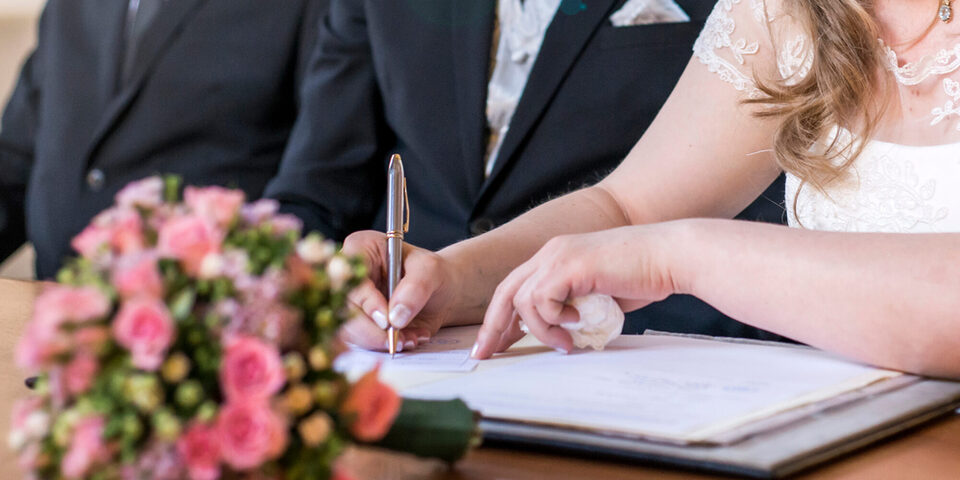 Heirat elegante Braut unterzeichnen Register, Feder und offizielles Dokument Hochzeitspaa