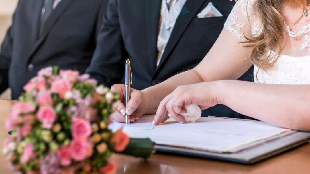 Heirat elegante Braut unterzeichnen Register, Feder und offizielles Dokument Hochzeitspaa