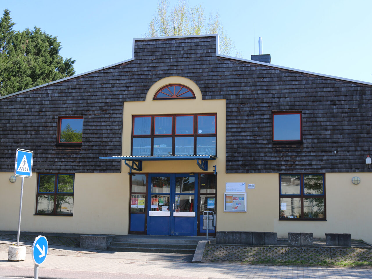 Vorderseite eines Jugendhauses der Stadt Rüsselsheim