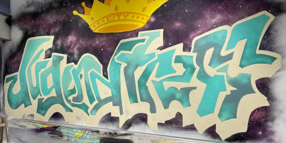 Graffiti und Wandgemälde in einem Innenraum des Jugendtreffs Königstädten