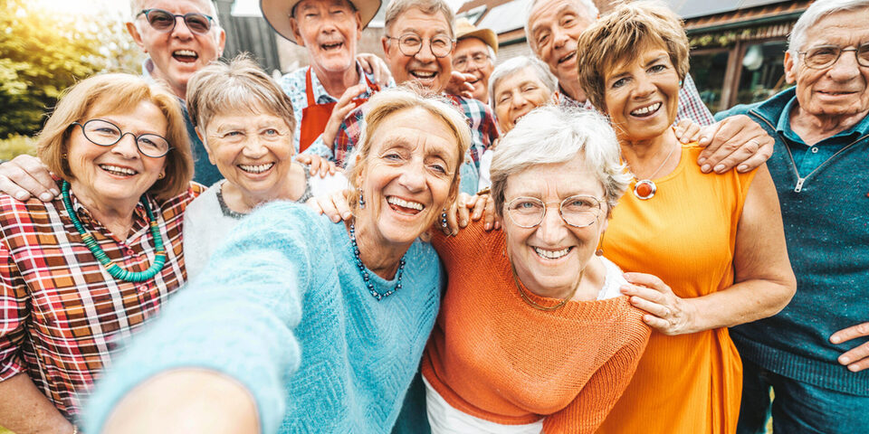 Eine Gruppe glücklicher älterer Menschen macht ein Selfie