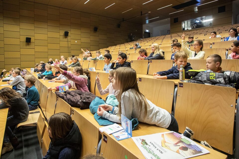 Kinderuni: Ein Vorlesungssaal voller interessierter und aufmerksamer Kinder