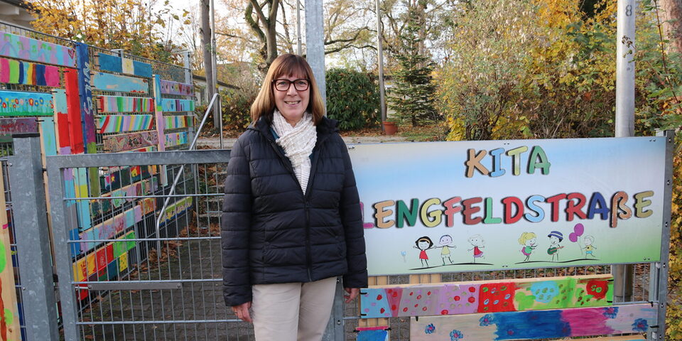 Cornelia Piotraschke-Rettig steht in dunkler Jacke und heller Hose vor dem Eingang der Kita Lengfeldstraße