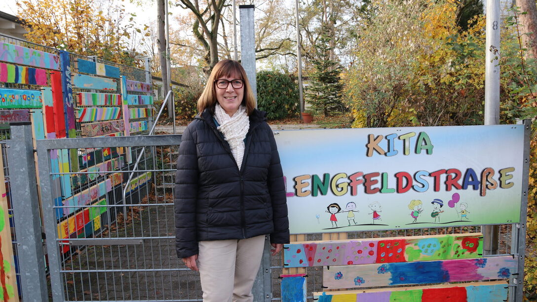 Cornelia Piotraschke-Rettig steht in dunkler Jacke und heller Hose vor dem Eingang der Kita Lengfeldstraße